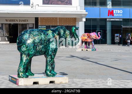 Événement Herd in the City à Southend on Sea, Essex, Royaume-Uni. L'une des nombreuses statues d'éléphants aux couleurs vives placées autour de la ville comme attraction touristique Banque D'Images