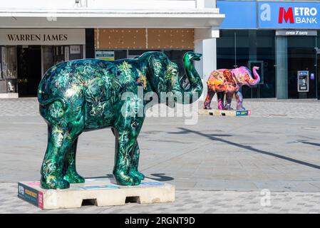 Événement Herd in the City à Southend on Sea, Essex, Royaume-Uni. L'une des nombreuses statues d'éléphants aux couleurs vives placées autour de la ville comme attraction touristique Banque D'Images