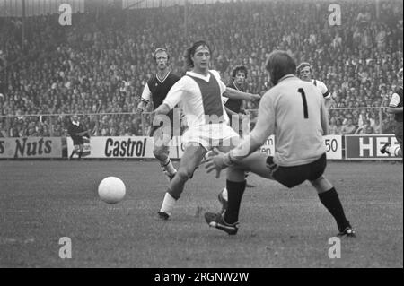 Ajax contre Haarlem 3-0, Cruijff en duel avec le gardien Lelieveld ; ca. 13 août 1972 Banque D'Images