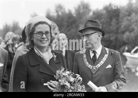 La princesse Gracia de Monaco baptise un lys à Floriade, la princesse Gracia et le maire Samkalden lors d'une visite de Floriade ca. 1972 Banque D'Images