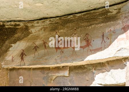 Images d'art rupestre dans la grotte de bataille d'Injisuthi dans la région du château des géants dans les montagnes du Drakensberg en Afrique du Sud Banque D'Images