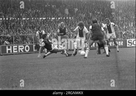 Ajax contre Haarlem 3-0, Arie Haan (milieu) en action ; ca. 13 août 1972 Banque D'Images