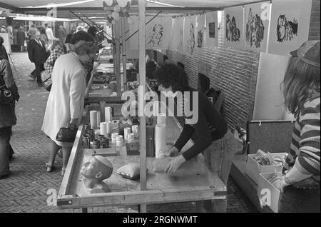 Marché de l'art dans la cour du Musée historique d'Amsterdam ca. Septembre 1972 Banque D'Images