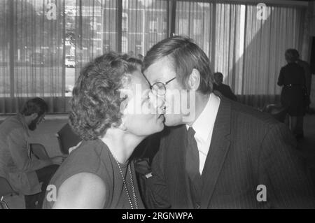 Le conseil principal du VVD se réunit à Breda pour choisir le chef du parti ; Wiegel reçoit un baiser de Mme Van Someren Downer ca. Septembre 1972 Banque D'Images