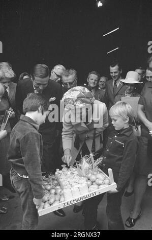 Beatrix et Claus effectuent une visite de travail de trois jours en Zélande. Beatrix et Claus regardent un récipient avec des produits agricoles que les enfants tiennent ca. Septembre 1972 Banque D'Images