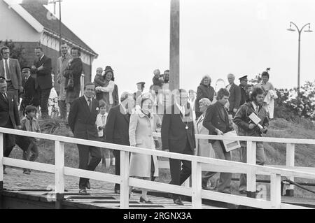 Beatrix et Claus font une visite de travail de trois jours à Zeeland Beatrix et Claus à Zijpe sur une jetée ca. Septembre 1972 Banque D'Images