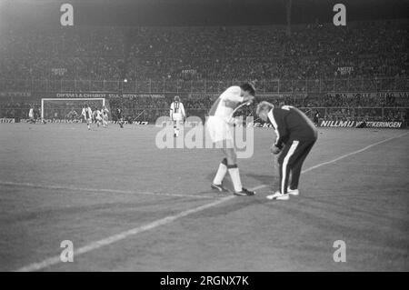 (Légende originale) Ajax contre Independiente 3-0, deuxième match de coupe du monde, Kovacs en bas de la ligne ca. Septembre 1972 Banque D'Images