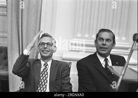 Le Premier ministre Biesheuvel fait une déclaration à la Chambre des représentants au sujet de la crise du Cabinet, Nelissen (faisant signe) et Biesheuvel ; ca. Août 1972 Banque D'Images