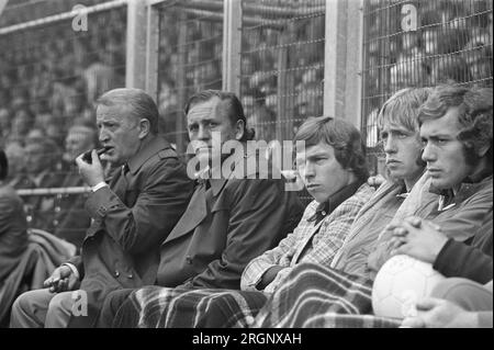 Ajax contre Haarlem 3-0, de gauche à droite. Kovacs (avec pipe), Haarms, Jan Mulder et Kleton (à droite) sur le banc ; ca. 13 août 1972 Banque D'Images