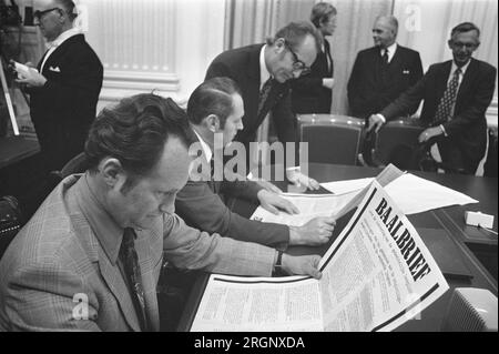 Le Premier ministre Biesheuvel fait une déclaration à la Chambre basse au sujet de la crise du Cabinet, le ministre Boersma lit une lettre de balle ; ca. Août 1972 Banque D'Images