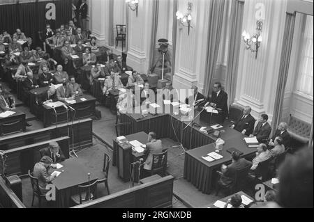 Le Premier ministre Biesheuvel fait une déclaration à la Chambre des représentants au sujet de la crise du Cabinet, Biesheuvel fait une déclaration (aperçu) ; ca. 17 août 1972 Banque D'Images