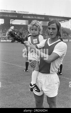 Ajax contre Haarlem 3-0, Johan Neeskens avec son frère Ivan ; ca. 13 août 1972 Banque D'Images