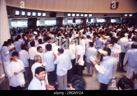 BSE Limited, également connue sous le nom de Bombay stock Exchange (BSE), est une bourse indienne située sur Dalal Street à Mumbai. Créée en 1875, elle est la plus ancienne bourse d'Asie, et aussi la dixième plus ancienne au monde. La BSE est l'une des plus grandes bourses du monde par capitalisation boursière avec une capitalisation boursière de 3,8 billions de dollars américains en juin 2023. Banque D'Images