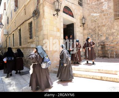 Des religieuses franciscaines marchent sur la rue Casa Nova dans le quartier chrétien de la vieille ville de Jérusalem. Banque D'Images