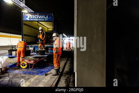 Les employés de HEINENOORD - Rijkswaterstaat effectuent des travaux dans le tunnel Heinenoord. En raison d'une rénovation, le tunnel de l'autoroute A29 sera complètement fermé. ANP JEFFREY GROENEWEG pays-bas sorti - belgique sorti Banque D'Images