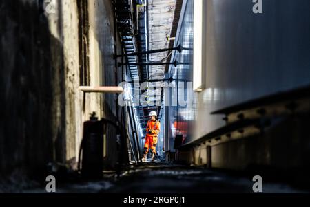 HEINENOORD - les employés de Rijkswaterstaat effectuent des travaux dans le tunnel Heinenoordtunnel. En raison d'une rénovation, le tunnel de l'autoroute A29 sera complètement fermé. ANP JEFFREY GROENEWEG pays-bas sorti - belgique sorti Banque D'Images