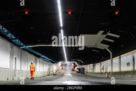 Les employés de HEINENOORD - Rijkswaterstaat effectuent des travaux dans le tunnel Heinenoord. En raison d'une rénovation, le tunnel de l'autoroute A29 sera complètement fermé. ANP JEFFREY GROENEWEG pays-bas sorti - belgique sorti Banque D'Images