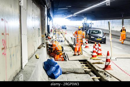 HEINENOORD - les employés de Rijkswaterstaat effectuent des travaux dans le tunnel Heinenoordtunnel. En raison d'une rénovation, le tunnel de l'autoroute A29 sera complètement fermé. ANP JEFFREY GROENEWEG pays-bas sorti - belgique sorti Banque D'Images