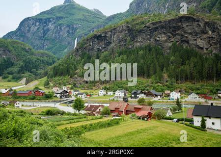 Vue de dessus du village Flame depuis la fenêtre du train. Le chemin de fer Flam est l'un des plus beaux voyages en train dans le monde et est l'une des principales attractions touristiques en Norvège. Banque D'Images
