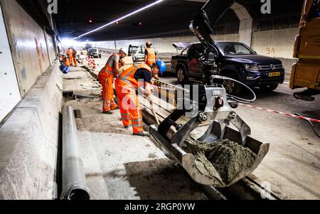 HEINENOORD - les employés de Rijkswaterstaat effectuent des travaux dans le tunnel Heinenoordtunnel. En raison d'une rénovation, le tunnel de l'autoroute A29 sera complètement fermé. ANP JEFFREY GROENEWEG pays-bas sorti - belgique sorti Banque D'Images