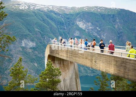 Aurland, Norvège - 20 juin 2023 : touristes sur le pont d'observation du point de vue de Stegastein à 650 mètres au-dessus d'Aurlandsfjord. Banque D'Images