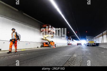 Les employés de HEINENOORD - Rijkswaterstaat effectuent des travaux dans le tunnel Heinenoord. En raison d'une rénovation, le tunnel de l'autoroute A29 sera complètement fermé. ANP JEFFREY GROENEWEG pays-bas sorti - belgique sorti Banque D'Images