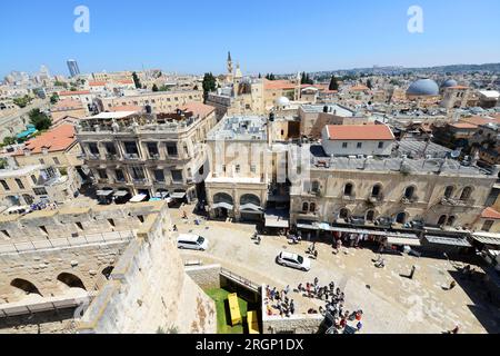 Une vue de la vieille ville de Jérusalem vue du haut de la Citadelle par la porte de Jaffa. Jérusalem, Israël. Banque D'Images