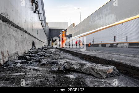Les employés de HEINENOORD - Rijkswaterstaat effectuent des travaux dans le tunnel Heinenoord. En raison d'une rénovation, le tunnel de l'autoroute A29 sera complètement fermé. ANP JEFFREY GROENEWEG pays-bas sorti - belgique sorti Banque D'Images