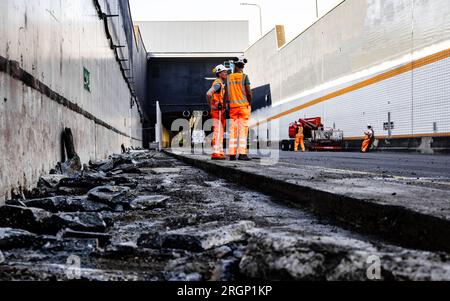 Les employés de HEINENOORD - Rijkswaterstaat effectuent des travaux dans le tunnel Heinenoord. En raison d'une rénovation, le tunnel de l'autoroute A29 sera complètement fermé. ANP JEFFREY GROENEWEG pays-bas sorti - belgique sorti Banque D'Images
