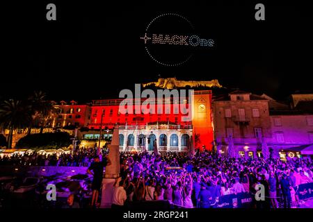 Drone Light Show lors de l'événement organisé par Rimac Group et Europa Park qui s'est tenu à Hvar sur l'île de Hvar, Croatie le 10 août 2023. Rimac Group et le plus grand parc à thème allemand Europa Park ont annoncé une nouvelle entreprise, la construction d'une nouvelle partie du parc dédiée à la Croatie. La partie thématique croate inclura l’architecture croate, l’histoire et parlera de Nikola Tesla et d’autres inventeurs croates. Une attraction spéciale sera les montagnes russes vers Nevera, où ses performances seront montrées. Photo : Zvonimir Barisin/PIXSELL Banque D'Images