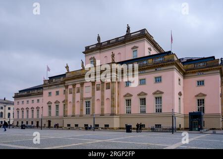 Berlin, Allemagne - 19 avril 2023 : vue du Staatsoper Unter den Linden, aussi connu sous le nom d'Opéra de Berlin Banque D'Images