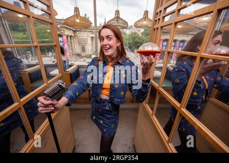 USAGE ÉDITORIAL SEULE la comédienne Maddy Lucy Dann se produit au YO!Edinburgh pendant le Fringe Festival pour lancer sa semaine 'YO! Maki Me Laugh event », où la vitesse de la ceinture kaiten des restaurants est contrôlée par le volume de rires. Date de parution : vendredi 11 août 2023. Banque D'Images