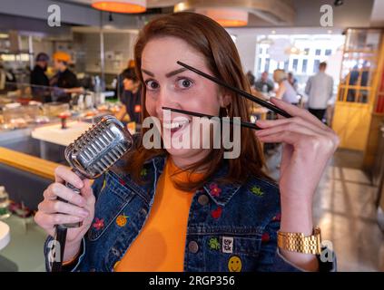 USAGE ÉDITORIAL SEULE la comédienne Maddy Lucy Dann se produit au YO!Edinburgh pendant le Fringe Festival pour lancer sa semaine 'YO! Maki Me Laugh event », où la vitesse de la ceinture kaiten des restaurants est contrôlée par le volume de rires. Date de parution : vendredi 11 août 2023. Banque D'Images