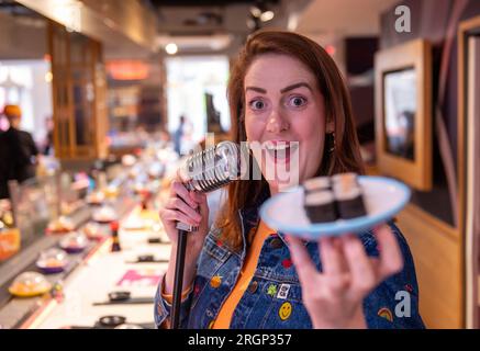 USAGE ÉDITORIAL SEULE la comédienne Maddy Lucy Dann se produit au YO!Edinburgh pendant le Fringe Festival pour lancer sa semaine 'YO! Maki Me Laugh event », où la vitesse de la ceinture kaiten des restaurants est contrôlée par le volume de rires. Date de parution : vendredi 11 août 2023. Banque D'Images