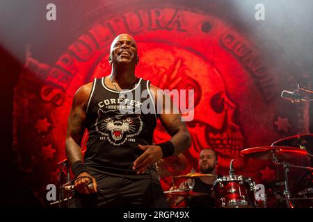 Josefov, République tchèque. 10 août 2023. Derrick Green du groupe de musique brésilien Sepultura se produit lors du festival brutal Assault centré sur le métal, le 10 août 2023, à la forteresse Josefov à Jaromer, en République tchèque. Crédit : David Tanecek/CTK photo/Alamy Live News Banque D'Images