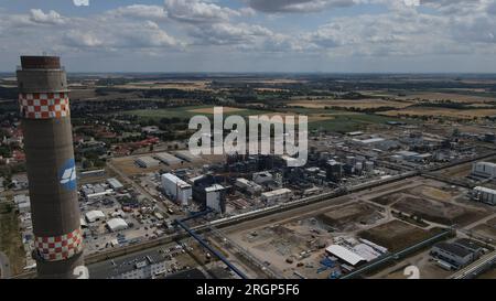 Leuna, Allemagne. 13 juillet 2023. Une vue aérienne montre le chantier de construction de 15 hectares de la nouvelle bioraffinerie de Leuna. Au lieu du pétrole, la raffinerie produira des charges chimiques à partir du bois. La société finlandaise UPM a reporté le début de la production à fin 2024. En outre, les coûts atteindront 1,18 milliards d'euros. Crédit : Simon Kremer/dpa/Alamy Live News Banque D'Images