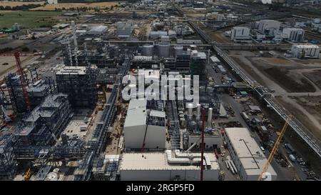 Leuna, Allemagne. 13 juillet 2023. Une vue aérienne montre le chantier de construction de 15 hectares de la nouvelle bioraffinerie de Leuna. Au lieu du pétrole, la raffinerie produira des charges chimiques à partir du bois. La société finlandaise UPM a reporté le début de la production à fin 2024. En outre, les coûts atteindront 1,18 milliards d'euros. Crédit : Simon Kremer/dpa/Alamy Live News Banque D'Images