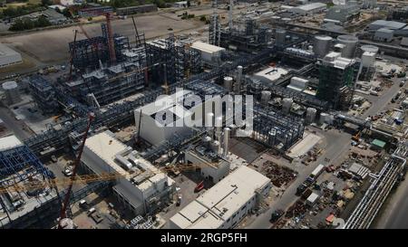 Leuna, Allemagne. 13 juillet 2023. Une vue aérienne montre le chantier de construction de 15 hectares de la nouvelle bioraffinerie de Leuna. Au lieu du pétrole, la raffinerie produira des charges chimiques à partir du bois. La société finlandaise UPM a reporté le début de la production à fin 2024. En outre, les coûts atteindront 1,18 milliards d'euros. Crédit : Simon Kremer/dpa/Alamy Live News Banque D'Images