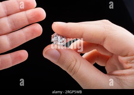 Feuille d'aluminium en forme de sphère sur noir Banque D'Images