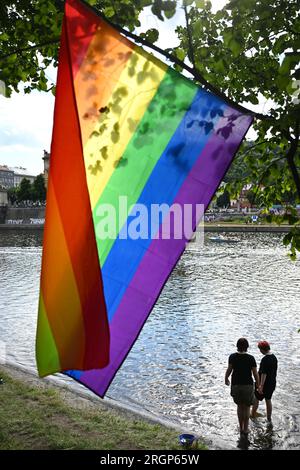 Prague, République tchèque. 10 août 2023. Le festival LGBT Prague Pride s'est poursuivi avec un après-midi familial sur l'île Strelecky à Prague, en République tchèque, le 10 août 2023. Crédit : Michal Kamaryt/CTK photo/Alamy Live News Banque D'Images