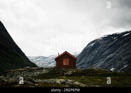 Petite cabane en bois dans les montagnes norvégiennes Banque D'Images