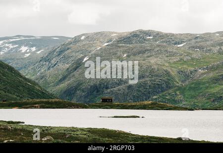 Cabane norvégienne en bois dans les montagnes en Norvège Banque D'Images