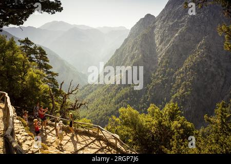 vallée dans le parc national de Samariá gorge par un matin ensoleillé. Sentier de trekking dans la région de Crète montagneuse Banque D'Images