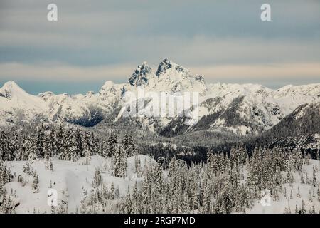 Mount Judge Howay, couvert de neige, Coast Mountains, C.-B. Banque D'Images