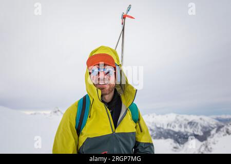 Portrait souriant de l'homme dans les montagnes éloignées de la Colombie-Britannique Canada Banque D'Images