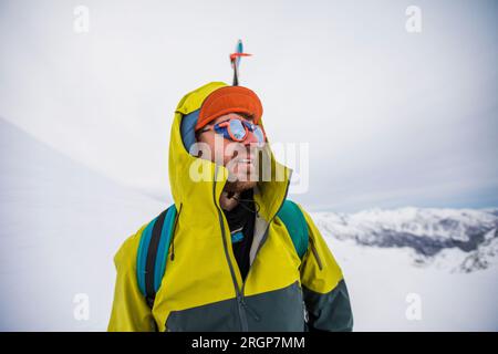 Portrait d'explorateur, skieur en terrain de montagne hivernal Banque D'Images