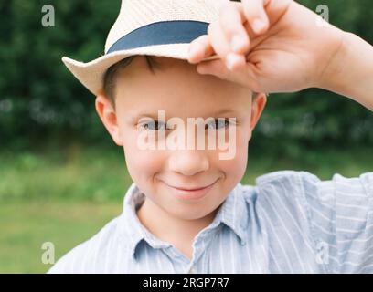 portrait d'un garçon à l'air effronté avec un chapeau d'été sur Banque D'Images
