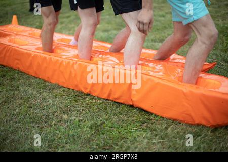 Jeu de sport. Compétition de groupe. Matériau orange. Banque D'Images
