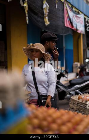 Une jeune femme balinaise indonésienne vend des œufs de poule. Banque D'Images