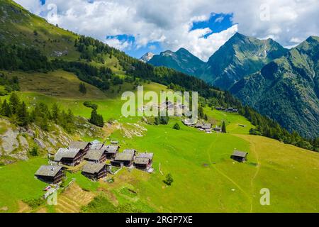 Vue aérienne des cabanes walser à Alpe Otro. Alagna, Valsesia, province de Vercelli, Piémont, Italie, Europe. Banque D'Images